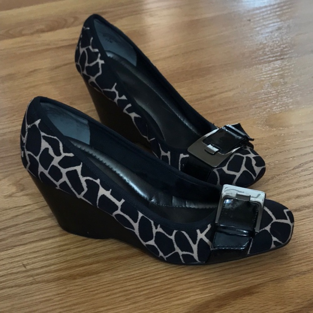 𝅺Bandolino Giraffe Print Wedges